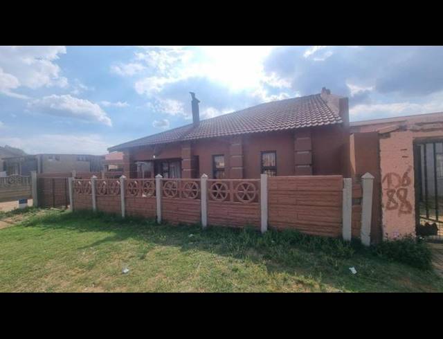 4 BEDROOM HOUSE FOR SALE IN LENASIA EXT 13